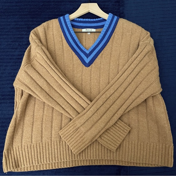 🌸 Madewell size medium Tipped V-Neck Oversized Sweater in Tan and Blue - Picture 2 of 6